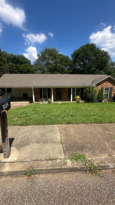 3226 Sycamore View Rd in Memphis, TN - Building Photo