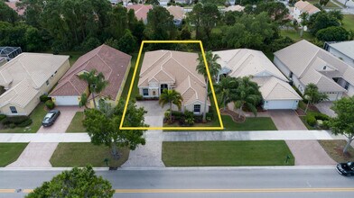 665 SW Lake Charles Cir in Port St. Lucie, FL - Foto de edificio - Building Photo