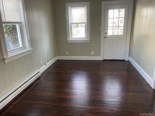 62 E 2nd St in Riverhead, NY - Building Photo - Building Photo