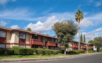Tara Woods Garden Apartments in Canoga Park, CA - Building Photo - Building Photo