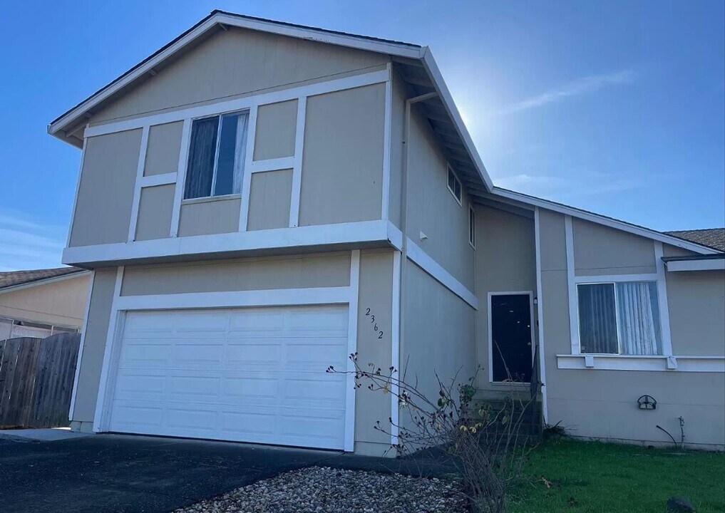 2362 Valley W Dr in Santa Rosa, CA - Building Photo