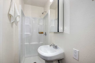 E Street Apartments in Sacramento, CA - Foto de edificio - Building Photo