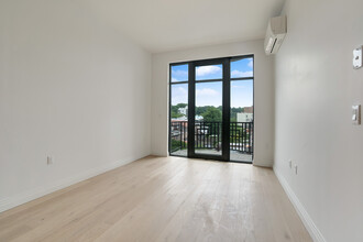 875 4th Ave in Brooklyn, NY - Foto de edificio - Building Photo
