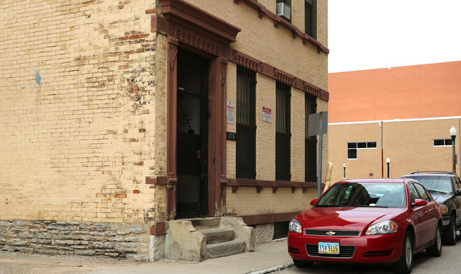 210 Charles St in Cincinnati, OH - Foto de edificio - Building Photo