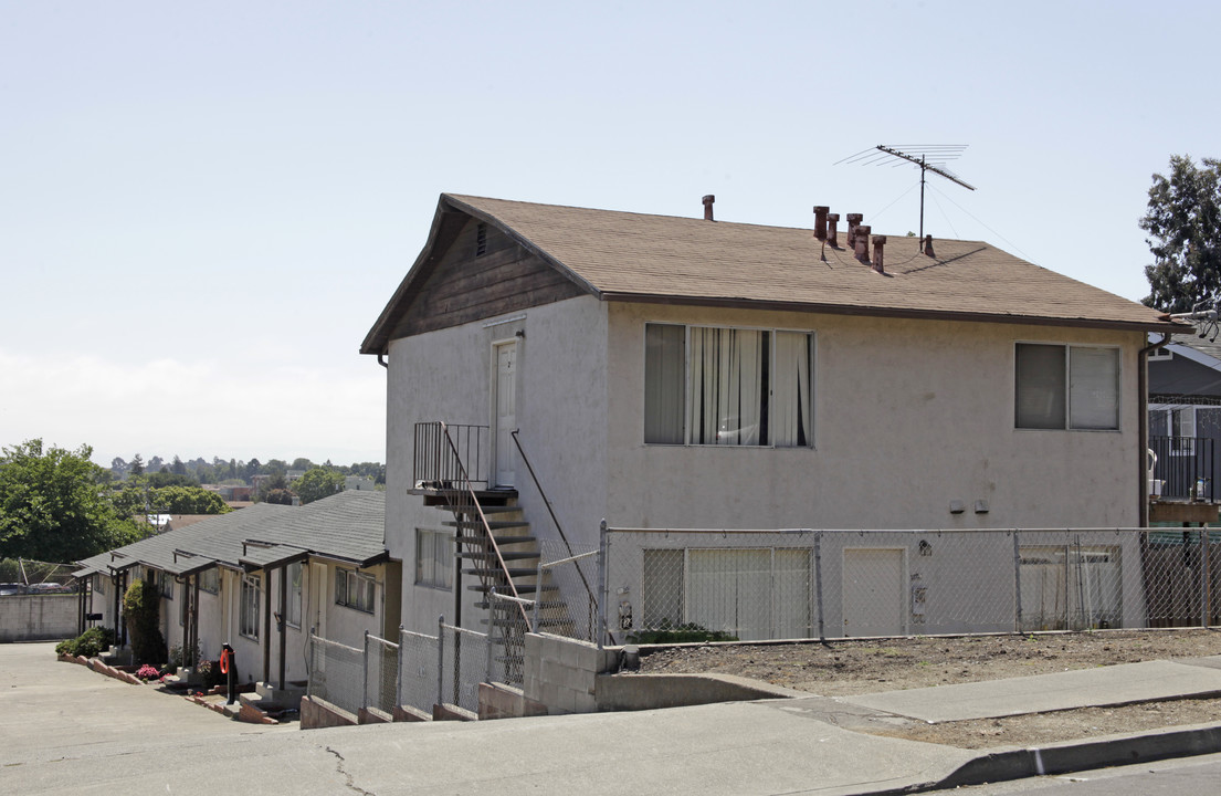 15999 Maubert Ave in San Leandro, CA - Foto de edificio