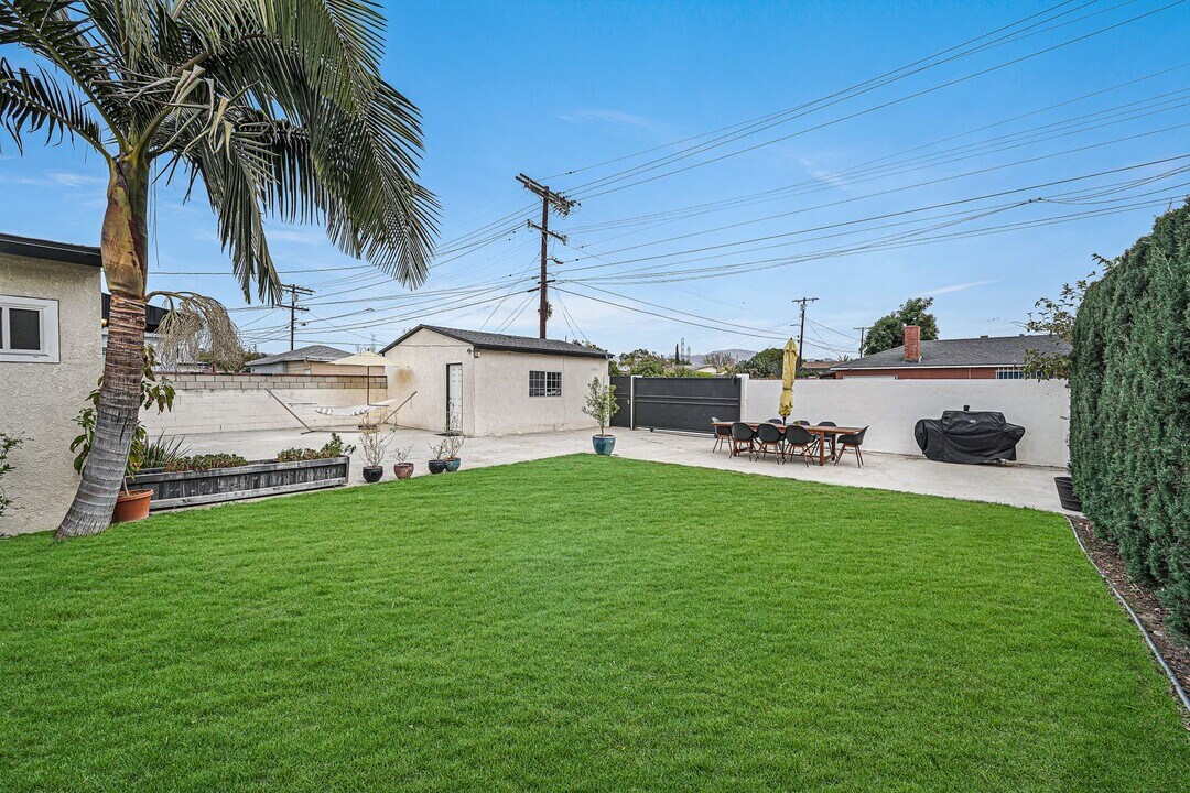 7608 Whitsett Ave in Los Angeles, CA - Building Photo