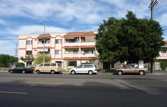 14689 Nordhoff St in Panorama City, CA - Foto de edificio - Building Photo