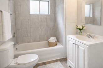 8407 Rainier Ave S in Seattle, WA - Foto de edificio - Building Photo