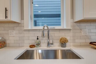 1118 SW Dottie Ct in Troutdale, OR - Foto de edificio - Building Photo