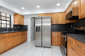2615 SW 32nd Ct in Miami, FL - Foto de edificio - Building Photo