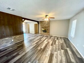 120 York Dr in Lorena, TX - Foto de edificio - Building Photo