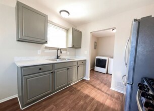 7912 Pine St in Taylor, MI - Building Photo - Building Photo