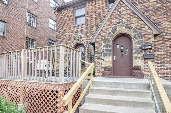 13 W Bellecrest Ave, Unit 1 in Pittsburgh, PA - Building Photo - Building Photo