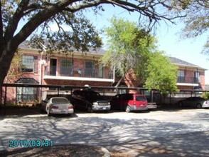 Braesmont Place Apartments in Houston, TX - Building Photo - Building Photo