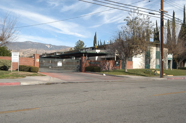 Hampton Court Apartments in San Bernardino, CA - Building Photo - Building Photo