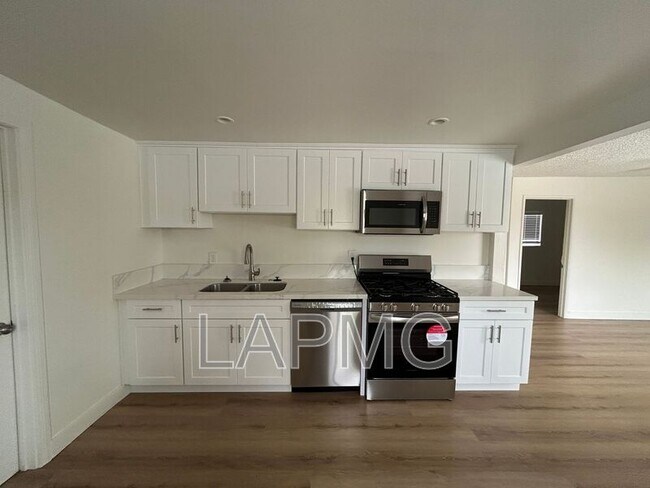 3824 W 104th St in Inglewood, CA - Building Photo - Building Photo