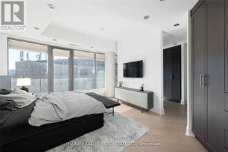 77 Charles St W in Toronto, ON - Building Photo - Building Photo