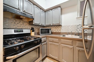 2107 N 18th St, Unit 2 in Philadelphia, PA - Foto de edificio - Building Photo