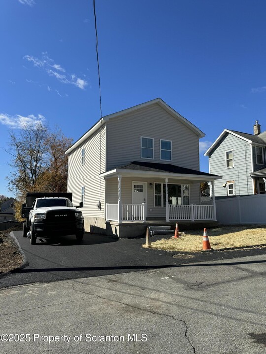 1112 Howell St in Archbald, PA - Building Photo