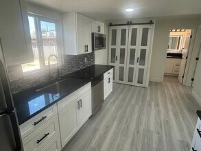 210 W Monroe Ave in Las Vegas, NV - Building Photo - Building Photo