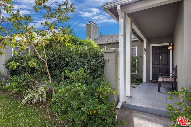 1833 Fox Hills Dr in Los Angeles, CA - Building Photo - Building Photo