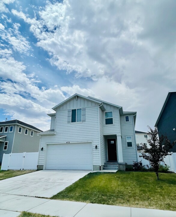 4772 E Silver Ridge Rd in Eagle Mountain, UT - Foto de edificio
