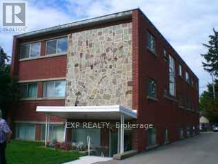 42 Hilltop Dr in Cambridge, ON - Building Photo