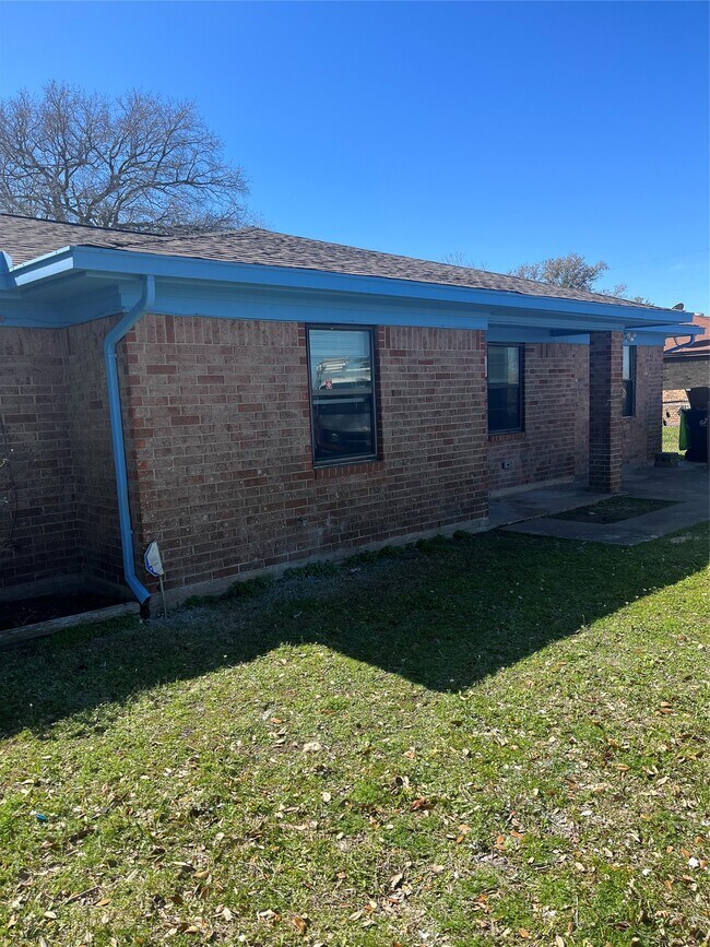 402 Thompson Dr in Bay City, TX - Building Photo - Building Photo