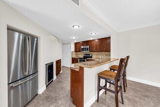 6 Uno Lago Dr in North Palm Beach, FL - Building Photo - Building Photo