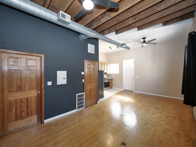 2849 W Belmont Ave, Unit 2R in Chicago, IL - Foto de edificio - Building Photo