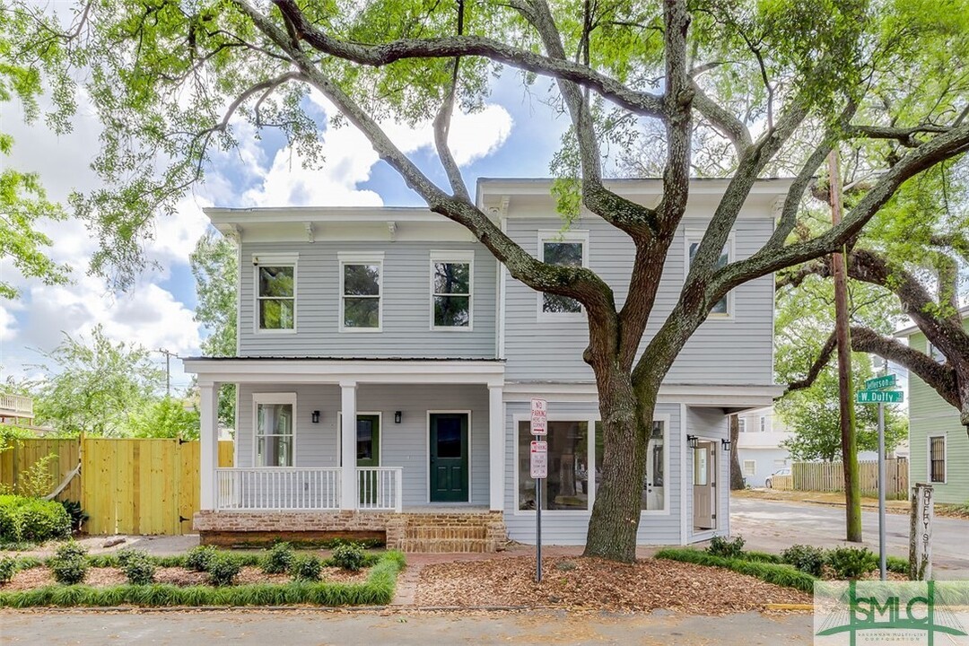 221 W Duffy St in Savannah, GA - Foto de edificio
