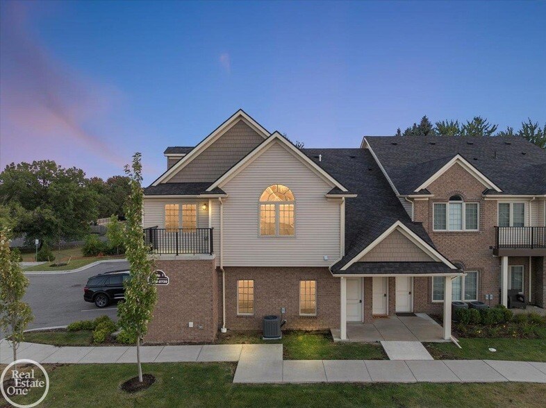 2694 Barrington Square, Unit 1i in Auburn Hills, MI - Building Photo
