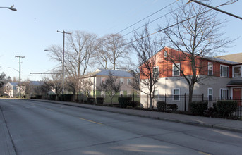 LAKE WASHINGTON APARTMENTS in Seattle, WA - Foto de edificio - Building Photo