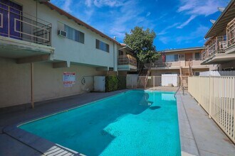 6335 Whitsett Apartments in North Hollywood, CA - Foto de edificio - Building Photo