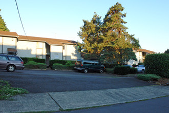 Aspen Terrace Apartments in Portland, OR - Building Photo - Building Photo