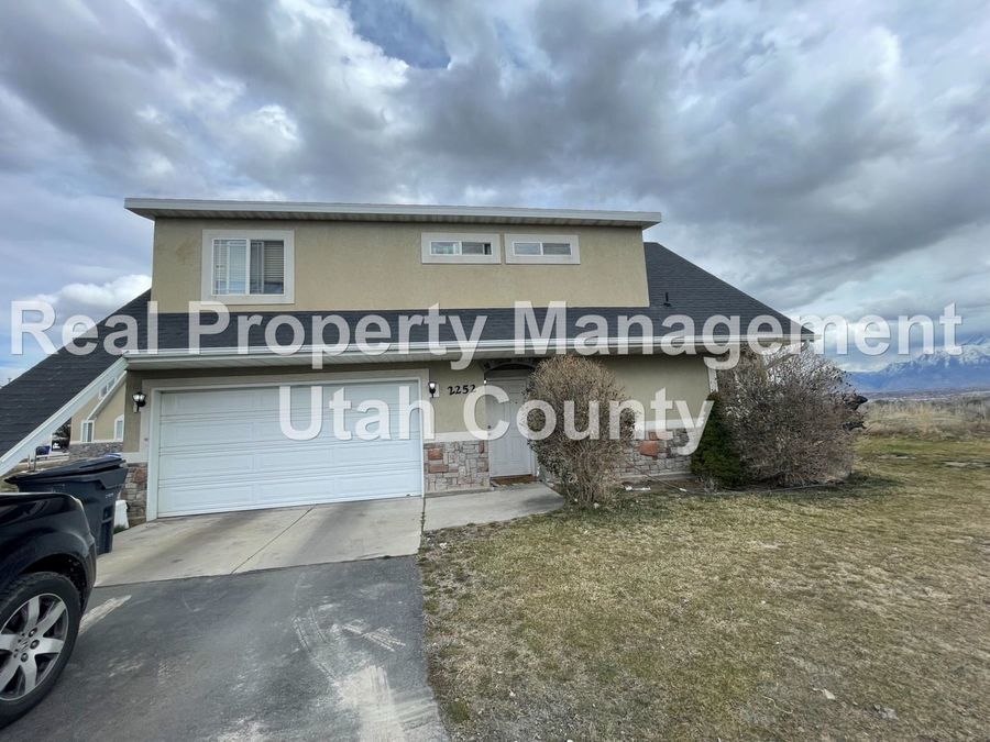 2252 Harvest Moon Dr in Saratoga Springs, UT - Building Photo