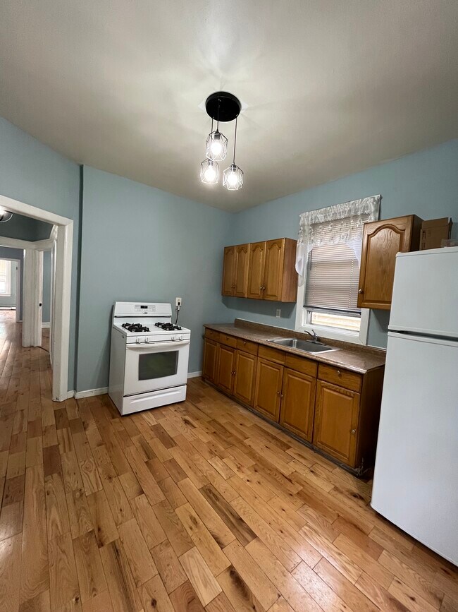 183 Wegman Pky, Unit 2 in Jersey City, NJ - Building Photo - Building Photo