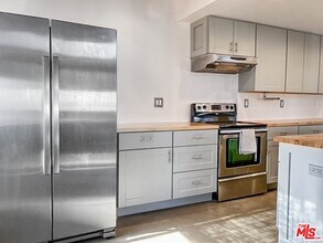 100 S Venice Blvd in Los Angeles, CA - Building Photo - Building Photo