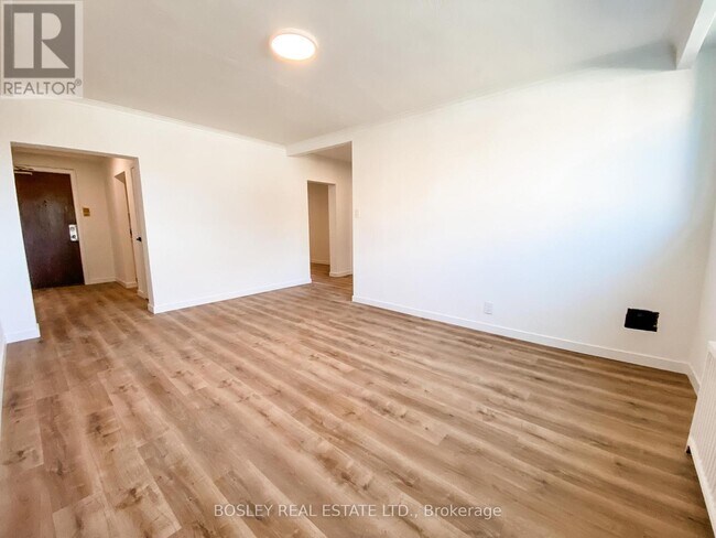 2880 Keele St in Toronto, ON - Building Photo - Building Photo