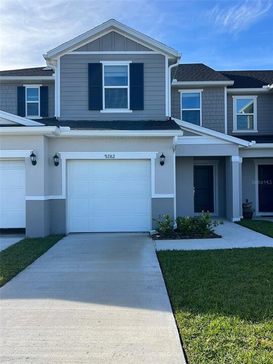 9282 Westside Hls Dr in Davenport, FL - Foto de edificio