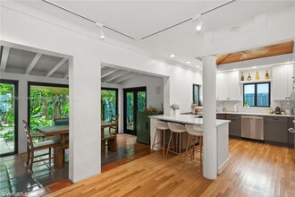 3794 Irvington Ave in Miami, FL - Foto de edificio - Building Photo