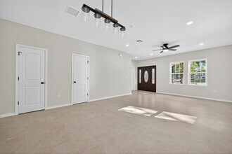 10594 Rustling Oaks Dr in Conroe, TX - Building Photo - Building Photo