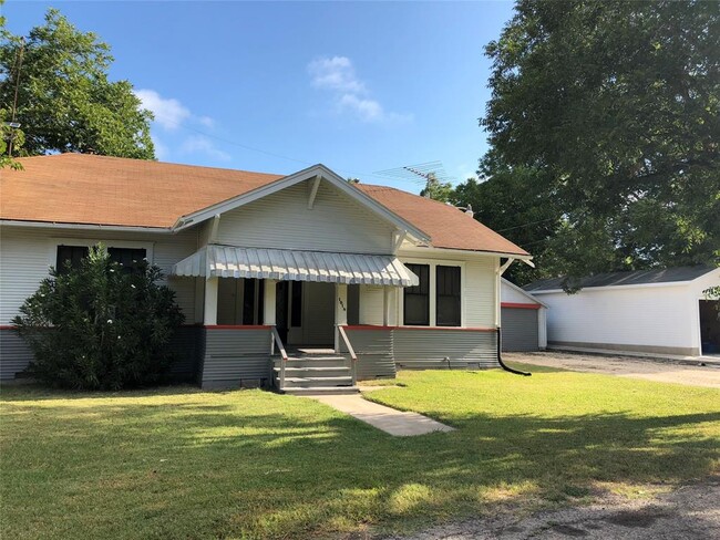 1018 W 5th St in Taylor, TX - Building Photo - Building Photo