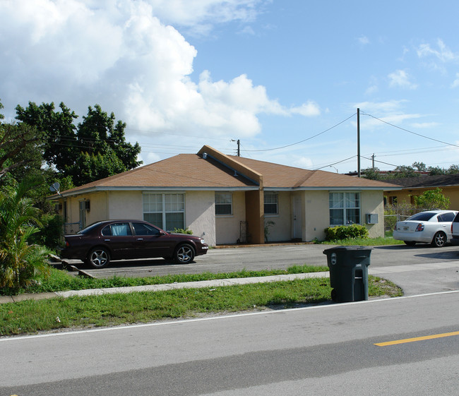 571 NE 136th St in Miami, FL - Foto de edificio - Building Photo