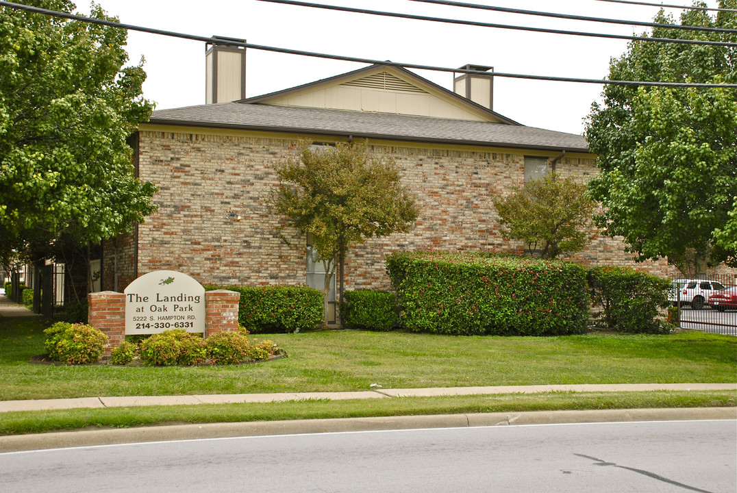 The Landing at Oak Park in Dallas, TX - Building Photo