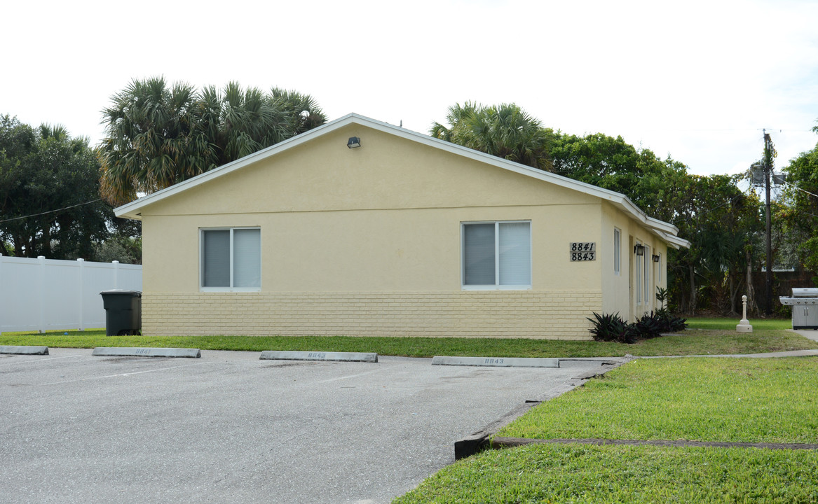 8841-8889 Lyndall Ln in Palm Beach Gardens, FL - Building Photo