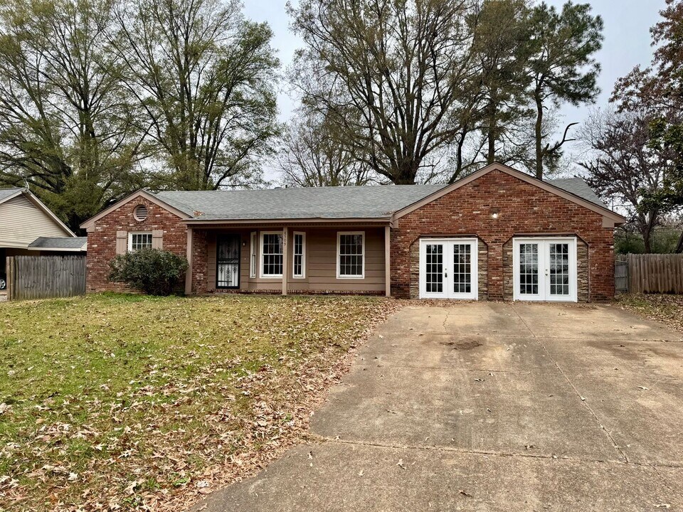 8509 Farmington Cove in Southaven, MS - Building Photo