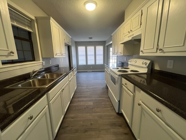 102 Commanche Trl in Jackson, TN - Building Photo - Building Photo