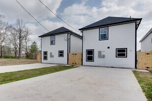 8128 Sterlingshire St in Houston, TX - Building Photo