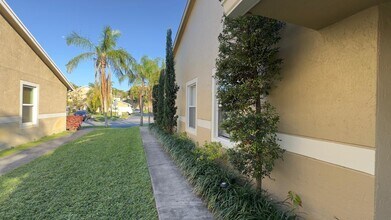 5811 NW 57th Ave in Tamarac, FL - Building Photo - Building Photo